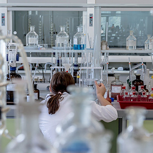 與普通分析型 HPLC 相比，UPLC 有哪些優(yōu)勢？